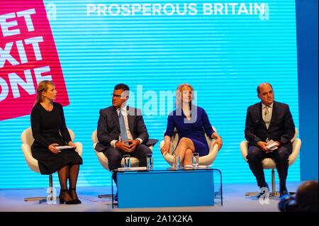 Manchester, Regno Unito. Il 29 settembre 2019. Sophia Gaston, direttore del British la politica estera del gruppo sedie, un pannello di discussione con il Segretario di Stato per lo Sviluppo Internazionale, Rt Hon Alok Sharma MP, Segretario di Stato per il commercio internazionale e il presidente del consiglio di amministrazione del commercio, Rt Hon Elizabeth Truss MP, e il Segretario di Stato per la difesa, Rt Hon Ben Wallace MP, il giorno 1 del 2019 congresso del partito conservatore al Manchester Central. Credito: Paolo Warburton/Alamy Live News Foto Stock