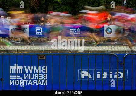 Berlino, Germania. 29Sep, 2019. Guide di scorrimento in concorrenza durante la maratona di Berlino 2019 a Berlino, capitale della Germania, Sett. 29, 2019. Credito: Lian Zhen/Xinhua/Alamy Live News Foto Stock