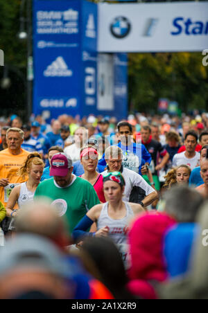 Berlino, Germania. 29Sep, 2019. Guide di scorrimento inizia durante la maratona di Berlino 2019 a Berlino, capitale della Germania, Sett. 29, 2019. Credito: Lian Zhen/Xinhua/Alamy Live News Foto Stock