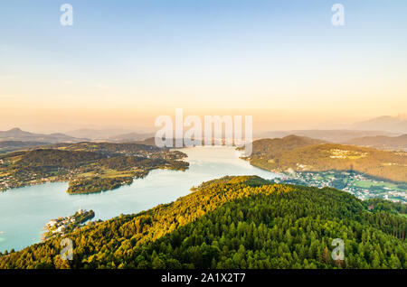 Il lago e le montagne a Worthersee Karnten Austria località turistica Foto Stock