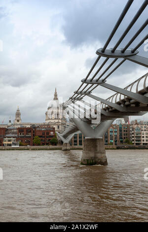 Millennium Bridge e la Cattedrale di St Paul e dal London southbank Foto Stock