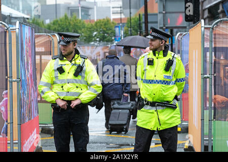 Manchester, Regno Unito - Domenica 29 settembre 2019. I delegati passano attraverso la protezione di polizia presso il congresso del Partito conservatore per il giorno di apertura del Tory evento. Foto Steven Maggio / Alamy Live News Foto Stock