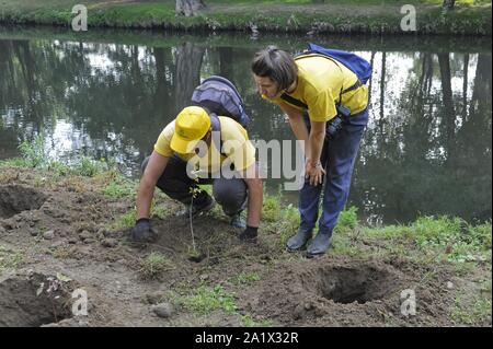 Milano (Italia), piantagione di duecento nuovi alberi nel Parco Lambro, un'iniziativa promossa dal Comune e l'associazione ambientale Legambiente in occasione di Milano la settimana verde Foto Stock