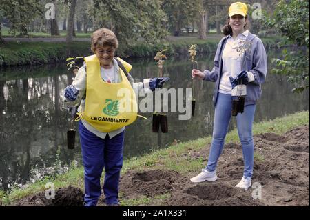 Milano (Italia), piantagione di duecento nuovi alberi nel Parco Lambro, un'iniziativa promossa dal Comune e l'associazione ambientale Legambiente in occasione di Milano la settimana verde Foto Stock