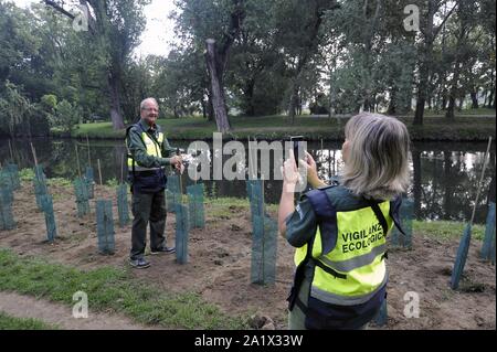 Milano (Italia), piantagione di duecento nuovi alberi nel Parco Lambro, un'iniziativa promossa dal Comune e l'associazione ambientale Legambiente in occasione di Milano la settimana verde Foto Stock