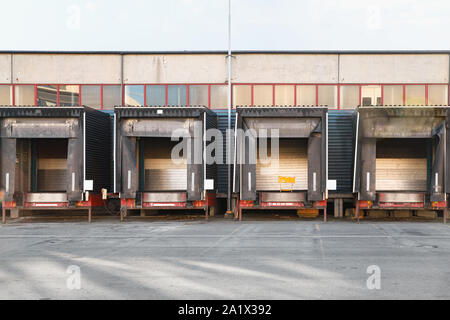 Carrello automatico di sistemi di caricamento in una fila. ATLS comunemente utilizzati per la movimentazione del materiale industria per fare riferimento all'automazione delle operazioni di carico o di scarico truc Foto Stock