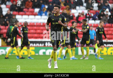 Brentford's Ollie Watkins celebra il punteggio al suo fianco il terzo obiettivo del gioco durante il cielo di scommessa match del campionato a Oakwell, Barnsley. Foto Stock