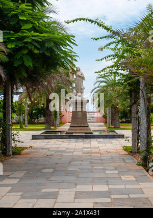 Città Bianca, Pondicherry/India- 3 Settembre 2019: statua in marmo bianco di Giovanna d'arco nel quartiere francese di Pondicherry Foto Stock