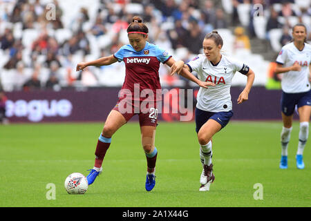 Londra, Regno Unito. 29Sep, 2019. Cho So-Hyun del West Ham United donne (L) in azione con Josie verde del Tottenham Hotspur donne (R). Barclay FA DONNA super league, West Ham Utd donne v Tottenham Hotspur donne presso la London Stadium, Queen Elizabeth Olympic Park a Londra domenica 29 settembre 2019. Questa immagine può essere utilizzata solo per scopi editoriali. Solo uso editoriale, è richiesta una licenza per uso commerciale. Nessun uso in scommesse, giochi o un singolo giocatore/club/league pubblicazioni . Credito: Andrew Orchard fotografia sportiva/Alamy Live News Foto Stock