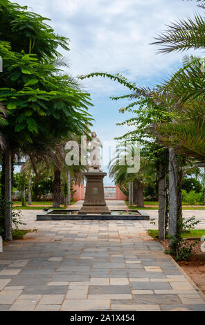 Città Bianca, Pondicherry/India- 3 Settembre 2019: statua in marmo bianco di Giovanna d'arco nel quartiere francese di Pondicherry Foto Stock