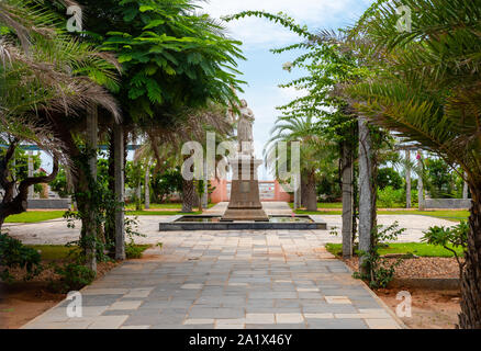 Città Bianca, Pondicherry/India- 3 Settembre 2019: statua in marmo bianco di Giovanna d'arco nel quartiere francese di Pondicherry Foto Stock