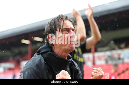 Brentford manager Thomas Frank celebra dopo il fischio finale durante il cielo di scommessa match del campionato a Oakwell, Barnsley. Foto Stock