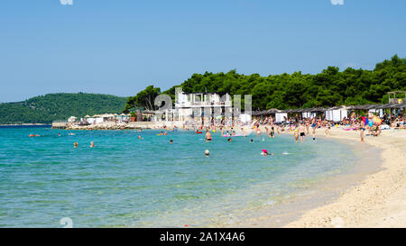 Solaris resort panoramica della spiaggia di Sibenik in Croazia pieno di turisti che si godono il sole e il mare Foto Stock