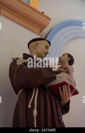 Quartiere Francese, Pondicherry/India- 3 Settembre 2019: Statue religiose all'interno della Madonna degli Angeli chiesa in Pondicherry Foto Stock