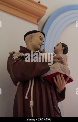 Quartiere Francese, Pondicherry/India- 3 Settembre 2019: Statue religiose all'interno della Madonna degli Angeli chiesa in Pondicherry Foto Stock