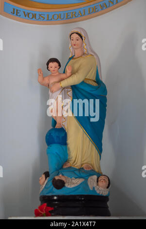 Quartiere Francese, Pondicherry/India- 3 Settembre 2019: Statue religiose all'interno della Madonna degli Angeli chiesa in Pondicherry Foto Stock