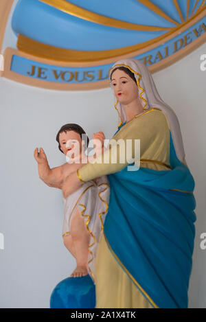 Quartiere Francese, Pondicherry/India- 3 Settembre 2019: Statue religiose all'interno della Madonna degli Angeli chiesa in Pondicherry Foto Stock