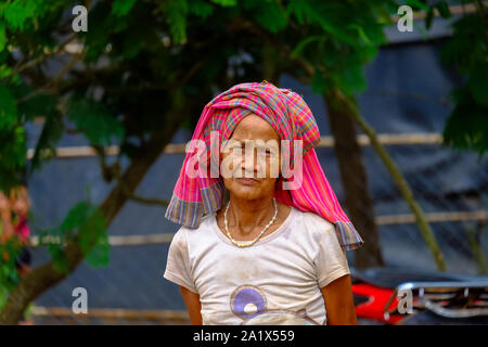 Ritratto di una vecchia donna presso un villaggio di povertà nelle campagne del Vietnam. Royalty di alta qualità gratuitamente stock immagine del ritratto. Foto Stock