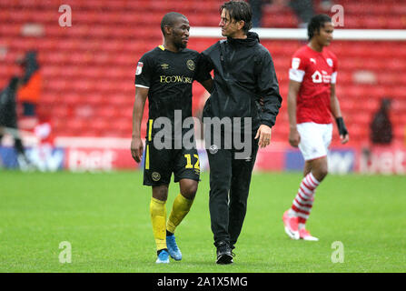 Brentford's Kamohelo Mokotjo (sinistra) e manager Thomas Frank dopo il fischio finale durante il cielo di scommessa match del campionato a Oakwell, Barnsley. Foto Stock