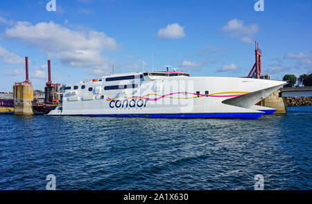 Condor Ferries alta velocità auto e passeggeri dei traghetti Condor Rapides in corrispondenza del terminale a Saint-malo Bretagna Francia Foto Stock