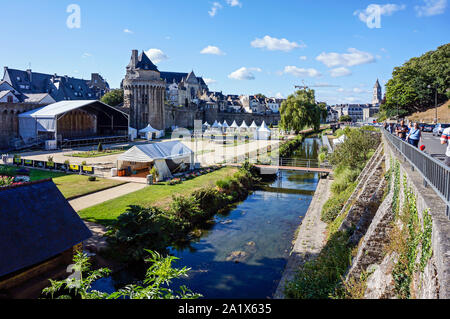 Jardin des Ramparts (bastioni giardino) a Le Marle con Tour du Connetable (sinistra) e Rue Francesco Decker (destra) in Vannes Britannia Francia Europa Foto Stock