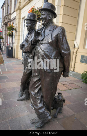 Statua in memoria di Stan Laurel e Oliver Hardy a Ulverston. Foto Stock