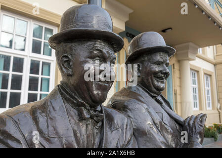 Statua in memoria di Stan Laurel e Oliver Hardy a Ulverston. Foto Stock