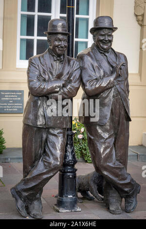 Statua in memoria di Stan Laurel e Oliver Hardy a Ulverston. Foto Stock