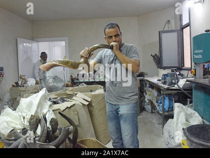 Gerusalemme, Israele. 29Sep, 2019. Un uomo si brucia un shofar, una ram di corno, per Rosh Hashanah, il Capodanno ebraico, in Gerusalemme Shofar fabbrica in Gerusalemme, giovedì 26 settembre, 2019. Lo shofar è bruciato un centinaio di volte nelle sinagoghe durante i due giorni di vacanza di Rosh Hashanah, che inizia al tramonto Domenica, Settembre 29. Il suono del shofar è una chiamata di sveglia per gli ebrei di pentirsi durante le vacanze alta. Foto di Debbie Hill/UPI Credito: UPI/Alamy Live News Foto Stock