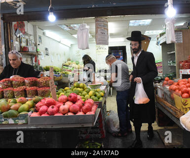 Gerusalemme, Israele. 29Sep, 2019. Gli israeliani shop in Mahane Yehuda Market per Rosh Hashanah, il Capodanno ebraico, a Gerusalemme, Domenica, 29 settembre 2019. Rosh Hashanah è una due giorni di vacanza che inizia al tramonto oggi, ed è l'inizio delle vacanze di alta. Gli ebrei frequentare la sinagoga dove Lo shofar è bruciato un cento volte come una chiamata di sveglia per ravvedersi. Foto di Debbie Hill/UPI Credito: UPI/Alamy Live News Foto Stock