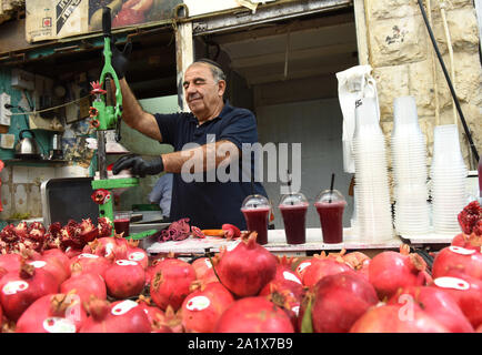 Gerusalemme, Israele. 29Sep, 2019. Un produttore israeliano rende il succo di melograno in Mahane Yehuda Market, un frutto tradizionale per Rosh Hashanah, il Capodanno ebraico, a Gerusalemme, Domenica, 29 settembre 2019. Rosh Hashanah è una due giorni di vacanza che inizia al tramonto oggi, ed è l'inizio delle vacanze di alta. Gli ebrei frequentare la sinagoga dove Lo shofar è bruciato un cento volte come una chiamata di sveglia per ravvedersi. Foto di Debbie Hill/UPI Credito: UPI/Alamy Live News Foto Stock