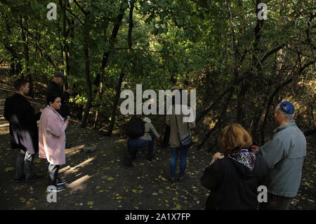 Kiev, Ucraina. 29Sep, 2019. Persone in lutto al burrone a Babi Yar dove per commemorare più di 33 migliaia di ebrei di Kiev eseguito in questo luogo da nazisti 78 anni fa, a Kiev, Ucraina, 26 settembre 2019. Il marzo di ricordo per contrassegnare il 78° anniversario dell'esecuzione di massa di Kiev ebrei in Babi Yar. Credito: Sergii Kharchenko/ZUMA filo/Alamy Live News Foto Stock