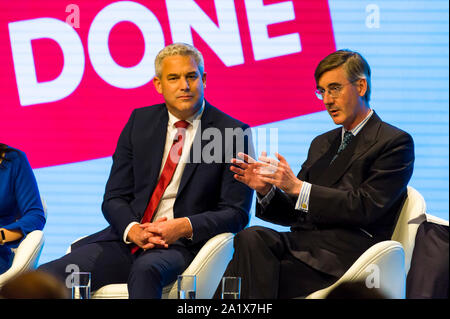 Manchester, Regno Unito. Il 29 settembre 2019. Il segretario di Stato per la chiusura dell'Unione europea, Rt Hon Steve Barclay MP e Leader della House of Commons, Rt Hon Giacobbe Rees-Mogg MP prendere parte in un pannello di discussione il giorno 1 del 2019 congresso del partito conservatore al Manchester Central. Credito: Paolo Warburton/Alamy Live News Foto Stock