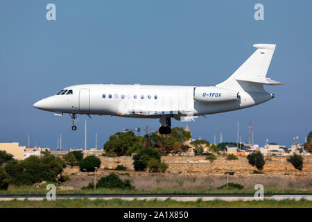 Un privato per tutti i white Dassault Falcon 2000EX (reg.: G-YFOX) pista di atterraggio 31. Foto Stock