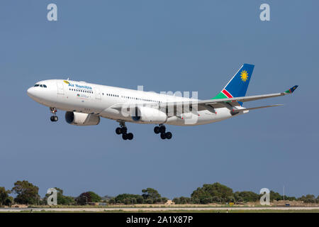 Air Namibia Airbus A330-243 (Reg: V5-ANP) arrivando a Malta per la manutenzione da parte di Lufthansa Technik Foto Stock