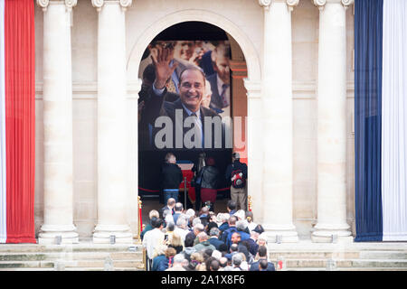 Parigi, Francia. 29Sep, 2019. Coda di persone per rendere omaggio agli ex Presidente francese Jacques Chirac al Hotel des Invalides a Parigi, Francia, Sett. 29, 2019. Ex presidente francese Jacques Chirac è deceduto giovedì mattina all'età di 86. Credit: Jack Chan/Xinhua/Alamy Live News Foto Stock