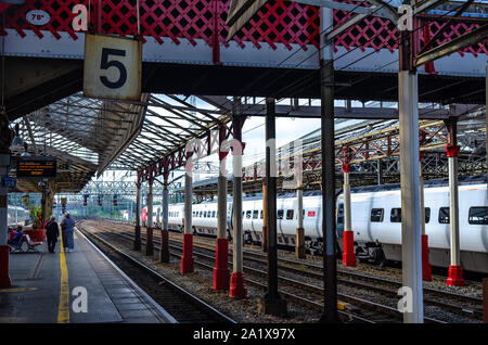 Alla stazione ferroviaria di Crewe e pendolari sulla piattaforma numero 5. Crewe, Cheshire, Inghilterra. Foto Stock