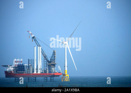 Le turbine eoliche di installazione. Aberdeen Bay, Aberdeenshire, Scotland, Regno Unito Foto Stock