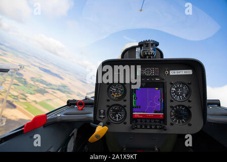 Duo Discus Glider aliante vista di strumenti dal retro del sedile posteriore. Mappa colore display, altimetro, ASI, variometer, FLARM, bussola Foto Stock