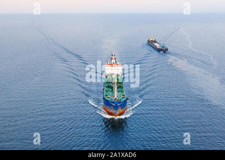 Cisterna di carico con prodotti petroliferi galleggia sull'acqua nel Golfo del Mare del Nord, vista aerea Foto Stock