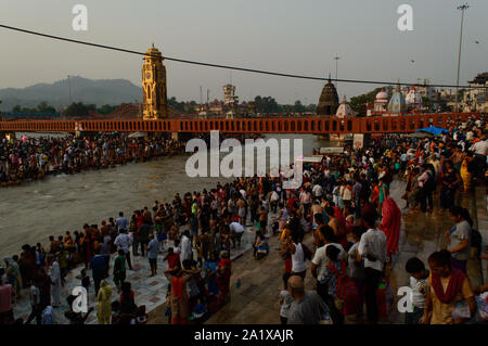 Folla pesanti andando a prendere il bagno nel fiume Gange a causa saavan festival a haridwar bridge tempio del cielo. Foto Stock