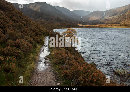 Loch Muick in Royal Deeside. Aberdeenshire, Scotland, Regno Unito. Cairngorms National Park. Foto Stock