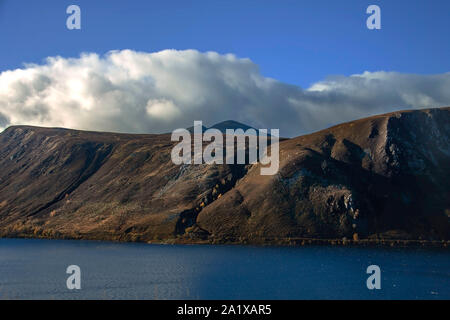 Retro del Lochnagar visto dalla riva del Loch Muick. Ballater, Royal Deeside, Aberdeenshire, Scotland, Regno Unito Foto Stock