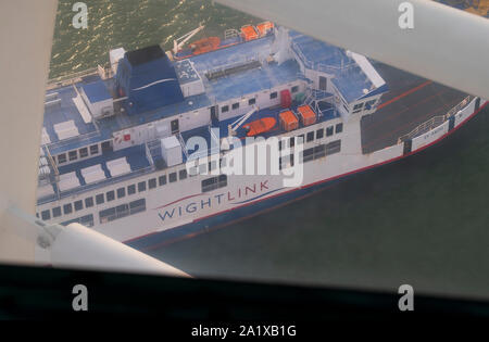 Traghetto WightLink lasciando Portsmouth, visto dall'alto nella Spinnaker Tower Foto Stock