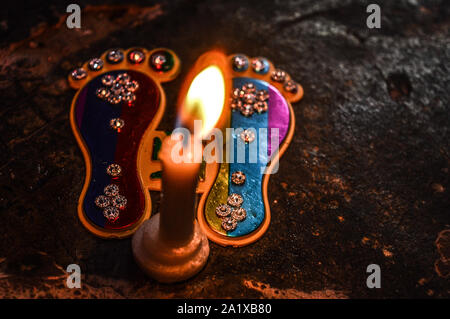 Impronta di Dio sulla indian festival diwali deepawali con il fuoco isolato sul tavolo Foto Stock