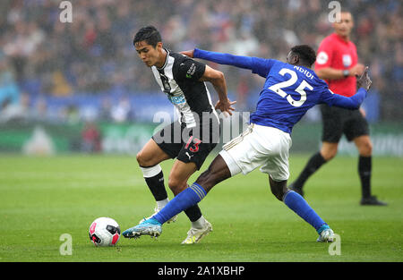 Newcastle United's Yoshinori Muto (sinistra) e Leicester City's Wilfred Ndidi (destra) battaglia per la palla durante il match di Premier League al King Power Stadium, Leicester. Foto Stock