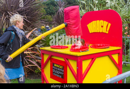 Bournemouth Dorset UK. Il 29 settembre 2019. Bournemouth Arts da mare Festival con il tema di questo anno di mente materia. Gli ospiti godono di un gioco di colpire! Credito: Carolyn Jenkins/Alamy Live News Foto Stock