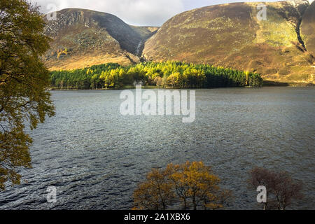 Loch Muick ad Aberdeenshire, Scozia, Regno Unito e Glas-allt-Shiel - un albergo sulla Balmoral Estate. Foto Stock