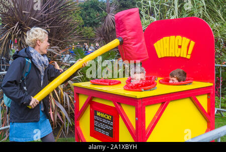 Bournemouth Dorset UK. Il 29 settembre 2019. Bournemouth Arts da mare Festival con il tema di questo anno di mente materia. Gli ospiti godono di un gioco di colpire! Credito: Carolyn Jenkins/Alamy Live News Foto Stock