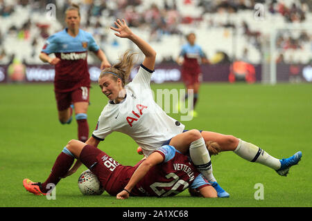 Londra, Regno Unito. 29Sep, 2019. Rianna Decano del Tottenham Hotspur donne (L) cade Laura Vetterlein del West Ham United donne (R). Barclay FA DONNA super league, West Ham Utd donne v Tottenham Hotspur donne presso la London Stadium, Queen Elizabeth Olympic Park a Londra domenica 29 settembre 2019. Questa immagine può essere utilizzata solo per scopi editoriali. Solo uso editoriale, è richiesta una licenza per uso commerciale. Nessun uso in scommesse, giochi o un singolo giocatore/club/league pubblicazioni . Credito: Andrew Orchard fotografia sportiva/Alamy Live News Foto Stock